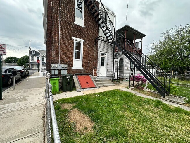 Building Photo - 701 Walnut St