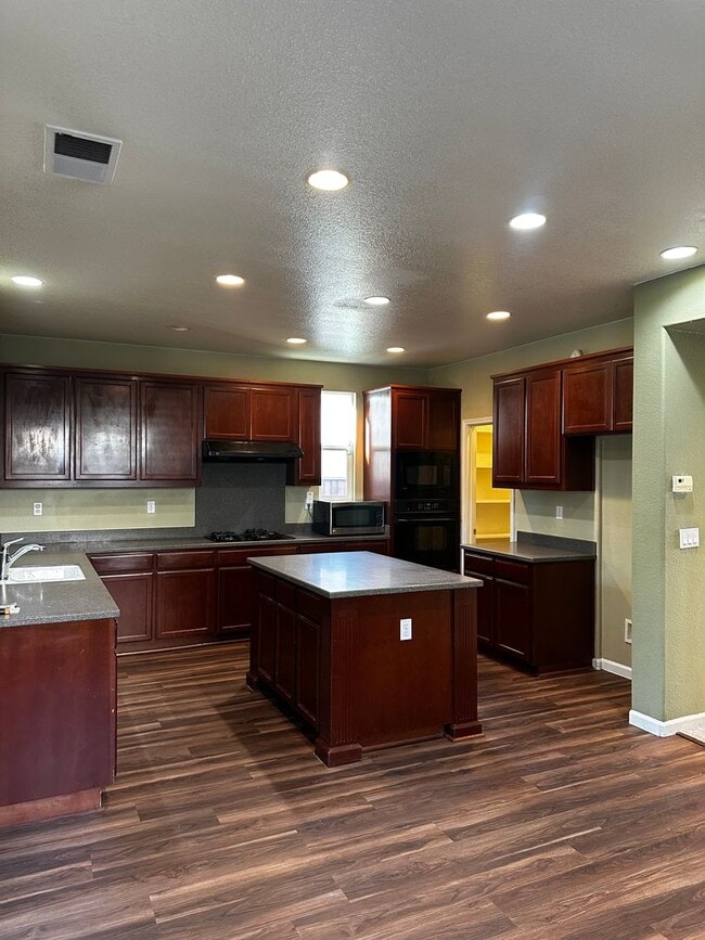 Building Photo - Near Tracy Sports Complex, $500.00 off the first full months rent with possession by 2/1/2026