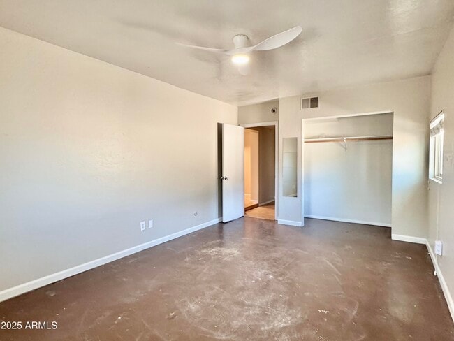 Building Photo - 731 W 12th Pl