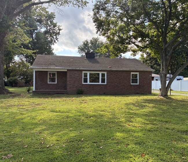 Primary Photo - Spacious & Fully Renovated 4-Bedroom Home ...