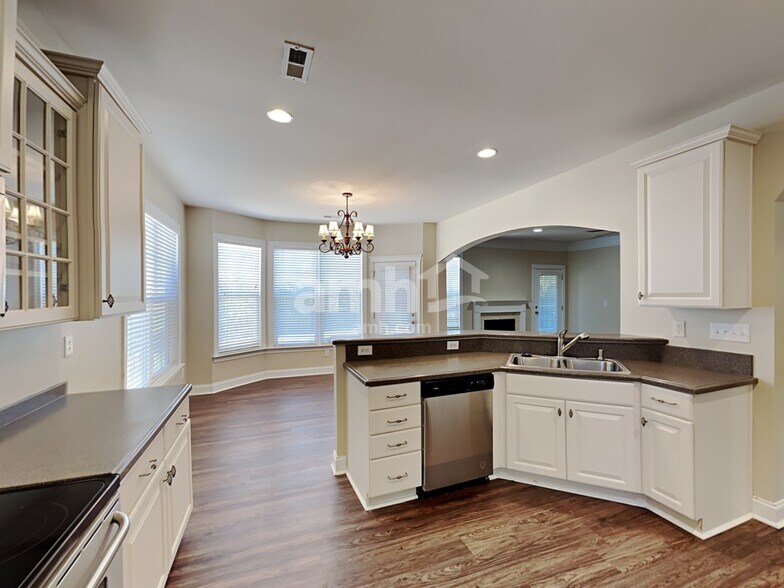 Building Photo - 8320 Willow Branch Dr