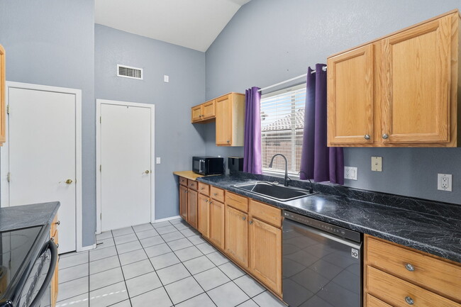 Building Photo - 542 N Palo Verde