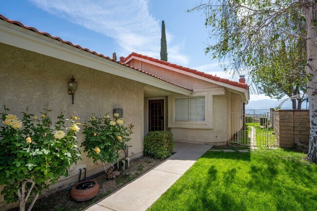 Building Photo - Sparkling Clean 3 Bedroom, 2 Bath Home with a View!