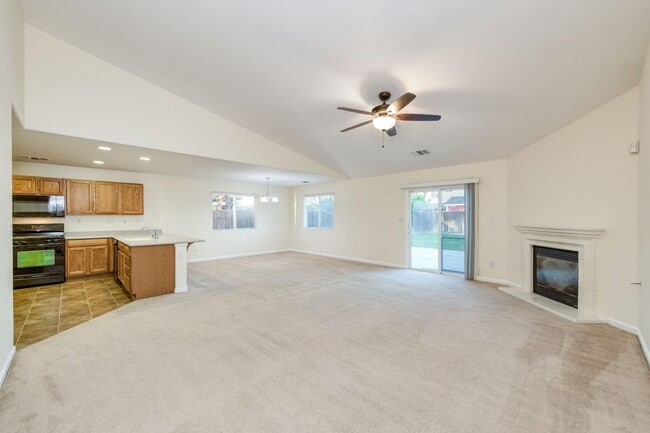 Building Photo - Clean and neat 4 bedroom, 2 bathroom single story in the Fancher Creek area 93727