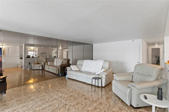 Building Photo - 5620 Lagoon Dr