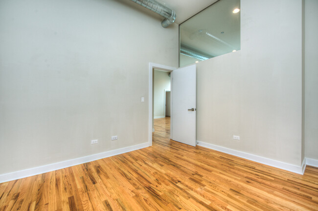 Building Photo - 2730 N Ashland Ave