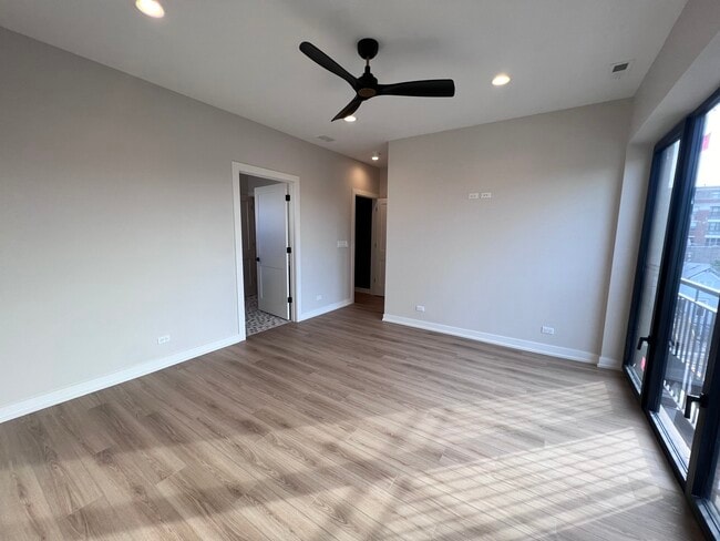 Building Photo - 1039 W Belmont Ave