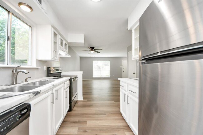 Building Photo - 2207 Bauer Dr