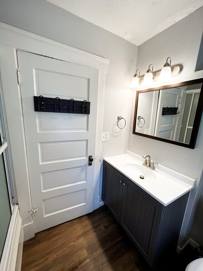 Building Photo - 820 10th Ave N