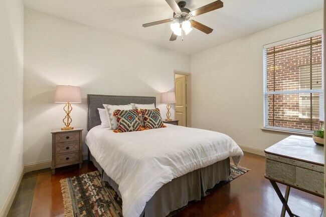 Building Photo - * MOVE IN SUMMER 7/25/2027 * 5 Bed 3 Bath Very Short Walk to TUC Campus