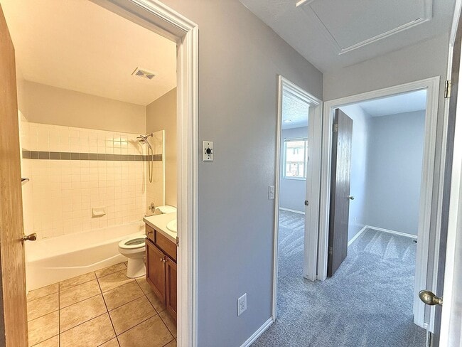 Building Photo - 3 Bedroom Townhome Available March 1