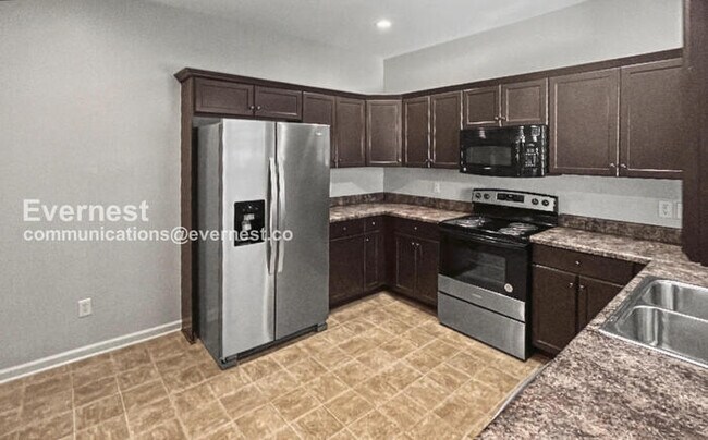 Building Photo - 3 Bed/2 Bath Home with Garage / Pet-Friendly / Available Now!