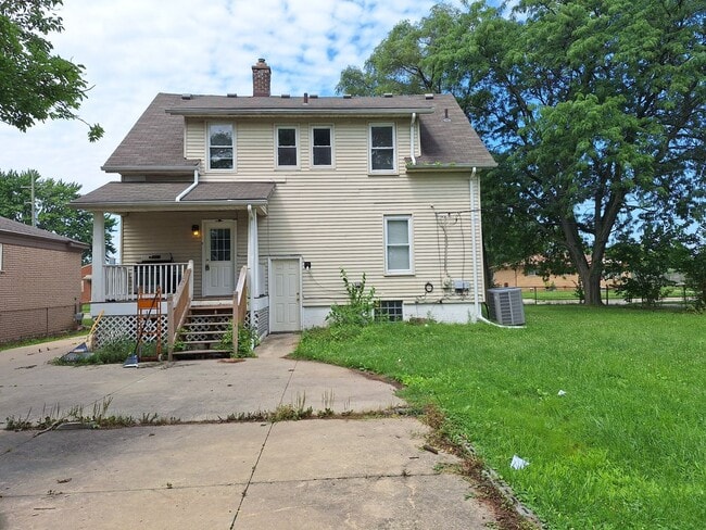 Building Photo - 23720 Shakespeare Ave