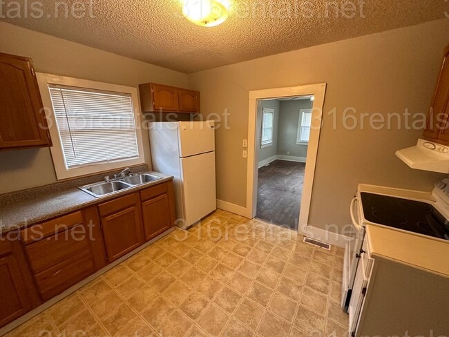 Building Photo - $850 - 2 bedroom/ 1 bathroom - Single Fami...