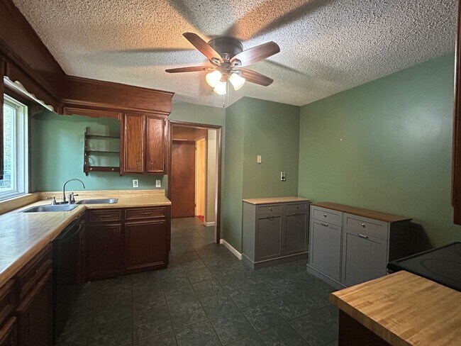 Building Photo - 4/2.5 in Beautiful Warrensville! Lots of S...