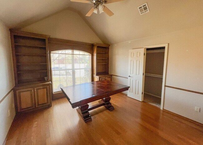 Building Photo - $1000 OFF FIRST MONTHS RENT | Wonderful layout in Fenwick Garden Village!