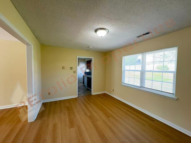 Building Photo - 703 Larchwood Dr