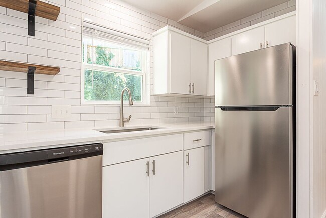 Building Photo - Charming 2/BR 1BA Home with Private Fenced...