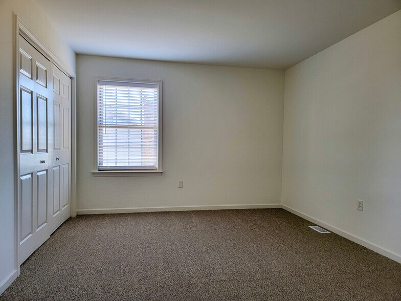 Building Photo - 5206 Brook Dr