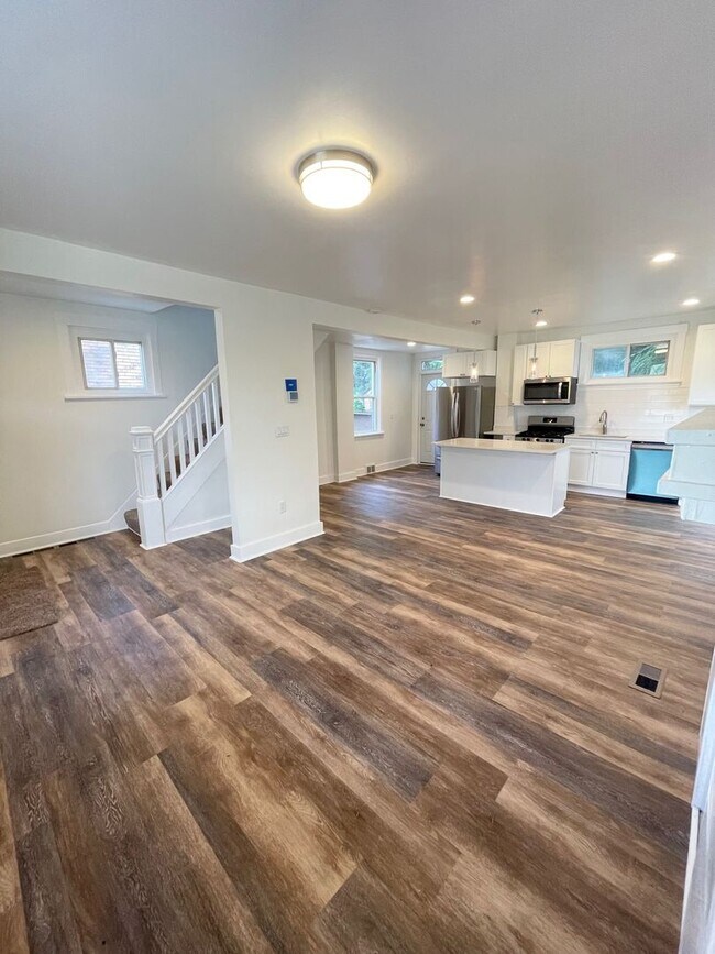 Building Photo - Entirely Remodeled 3 Bedroom, 1 Bathroom i...