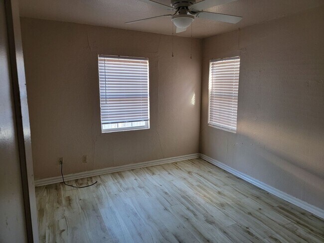 Building Photo - 1205 NW Taft Ave