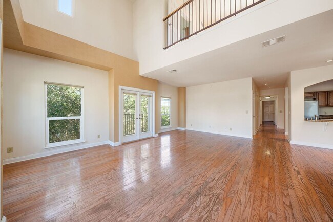 Building Photo - Downtown Luxury Condo with Rooftop Views -...