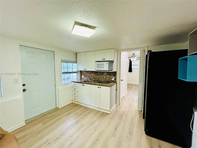 Building Photo - 880 SE 4th Pl