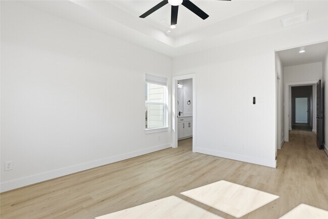 Building Photo - 712 Delano St