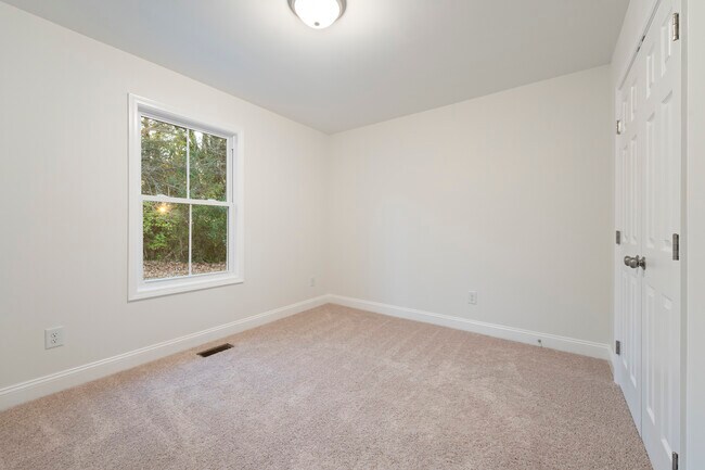 Building Photo - 527 W Cemetery St