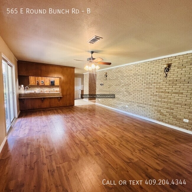 Building Photo - 565 E Roundbunch Rd