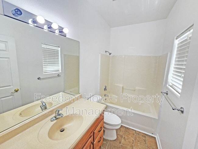 Building Photo - 530 Bourbon St