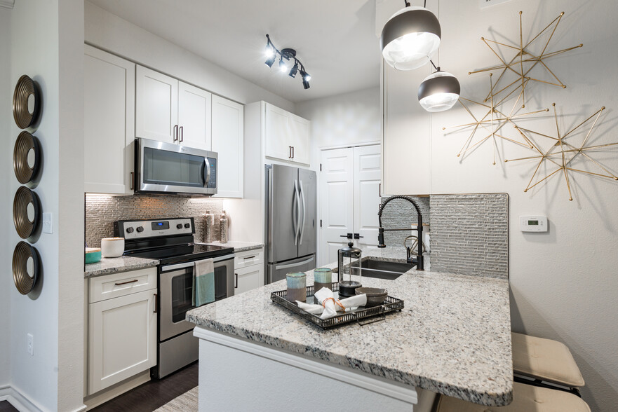 2BR, 2BA - 1050SF - Kitchen - Creekside at North Beach