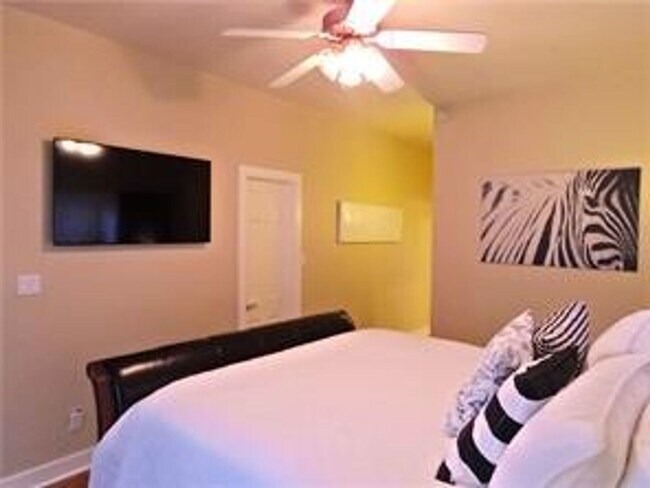 Building Photo - Available: Updated, spacious Tarrytown 4 bed / 4 bath, furnished or unfurnished