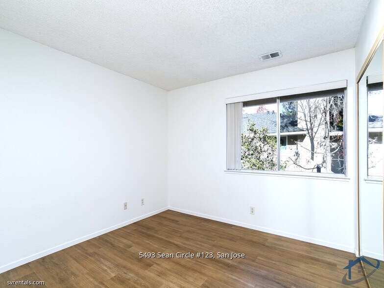 Building Photo - 5493 Sean Cir