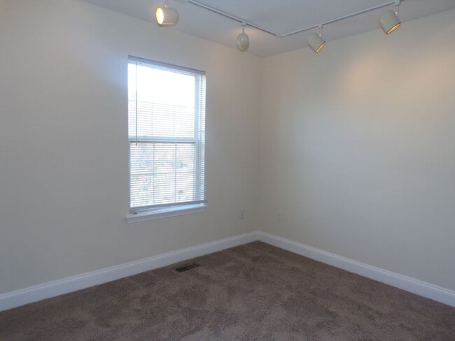 Building Photo - Odenton, 3 level twhs, end unit, Master su...