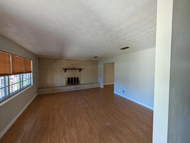 Building Photo - 2834 Woodland Dr