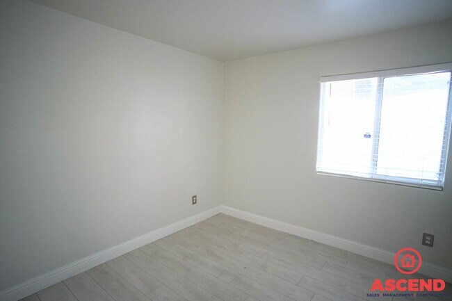 Building Photo - Charming 3 Bed 2.5 Bath Home Located Off of White Lane and Gosford!