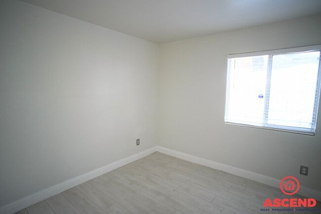 Building Photo - Charming Home Located Off of White Lane an...