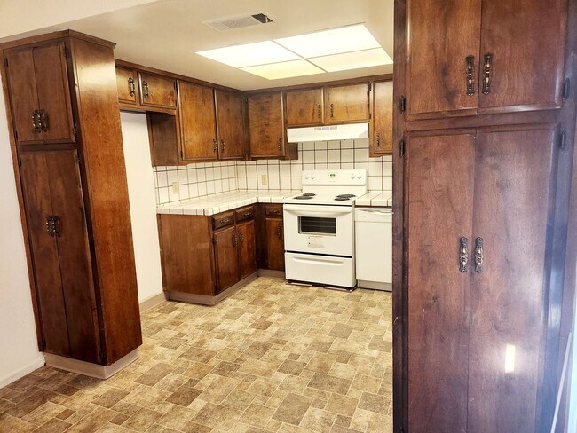 Building Photo - Two Bedroom Apartment Coming Soon! This Wi...