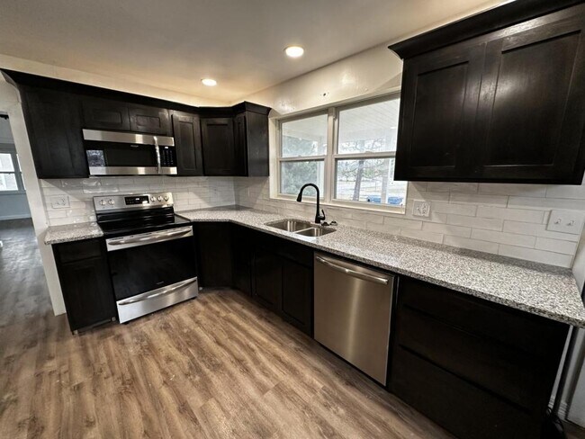 Building Photo - 304 N Roney St