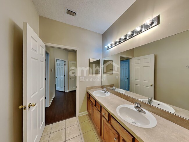 Building Photo - 700 Porto Cristo Ave