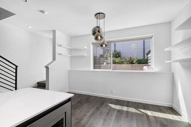 Building Photo - ULTRA-MODERN Air Conditioned Townhome in Beacon Hill (1st Month Free)