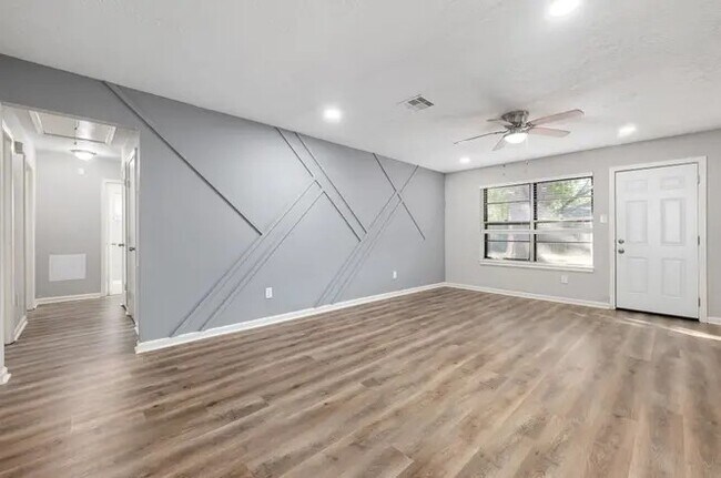 Building Photo - 9806 Thrush St