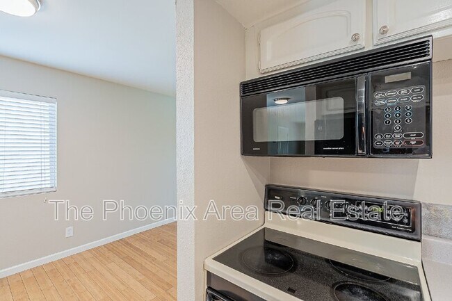 Building Photo - 700 W University Dr