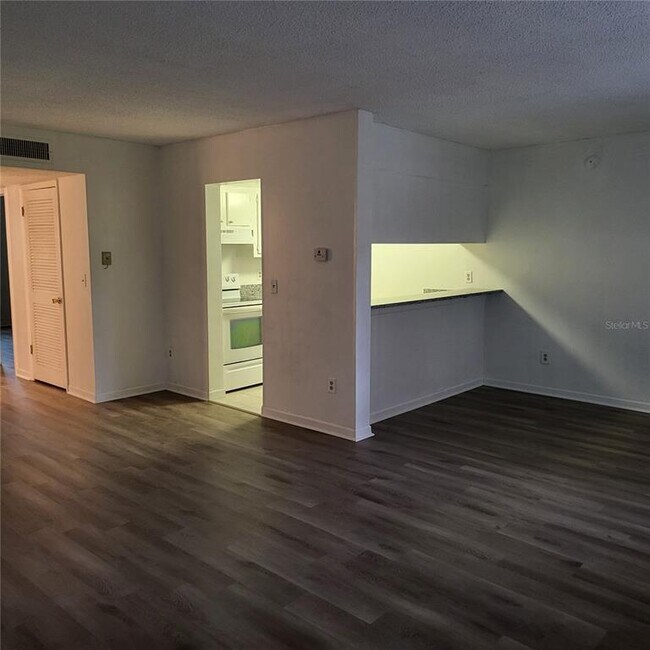 Building Photo - 2525 W Bay Dr
