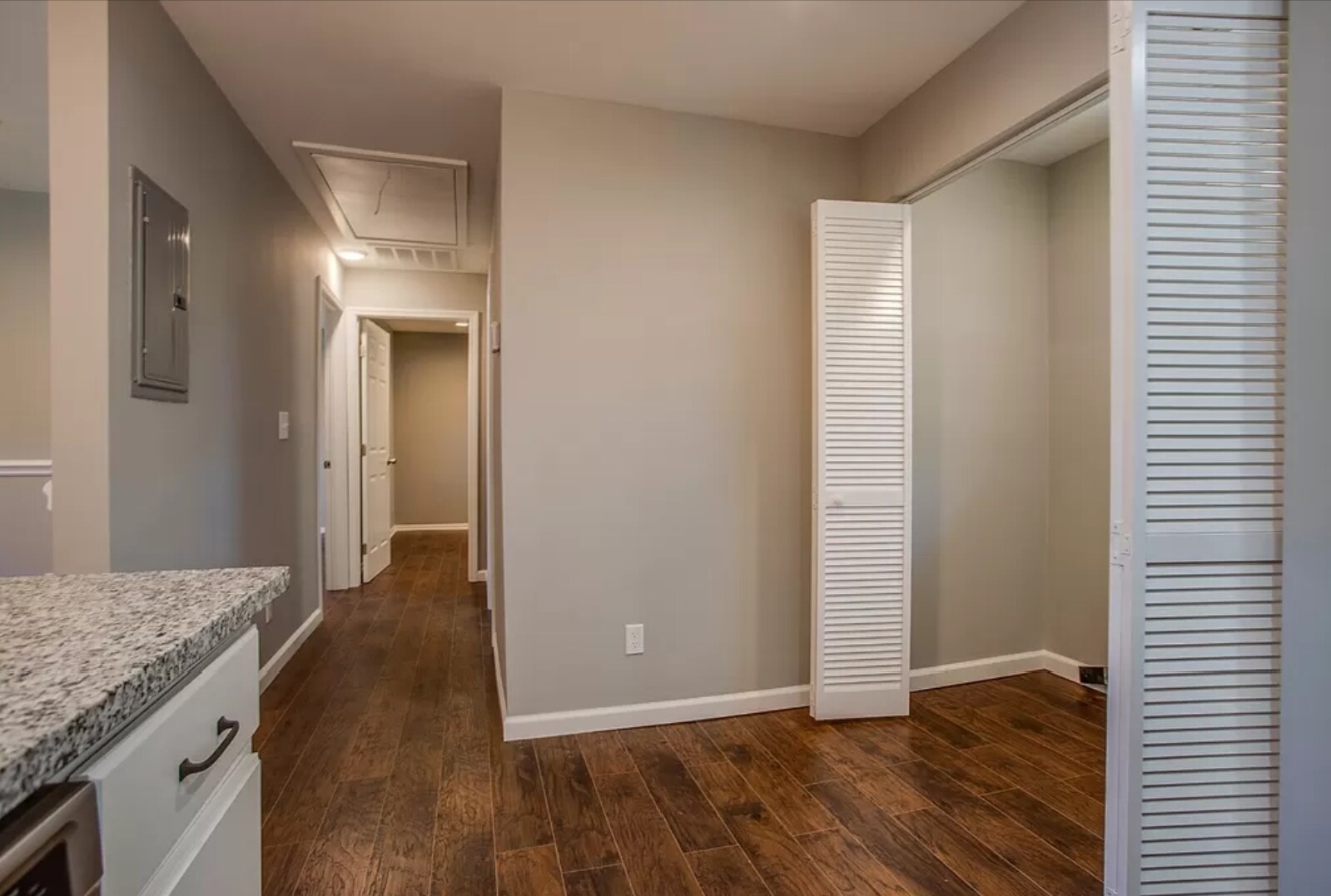 Building Photo - 807 Riviera Dr