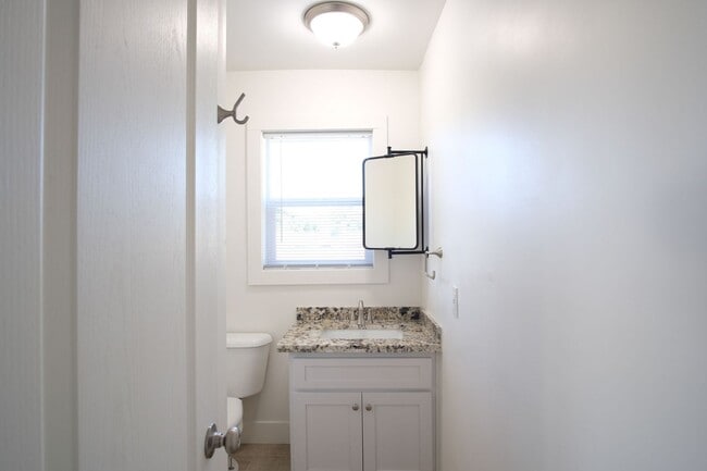 Building Photo - 3 Bedroom 1 Bath -Available NOW