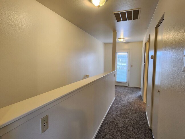 Building Photo - 404 Valley Cir