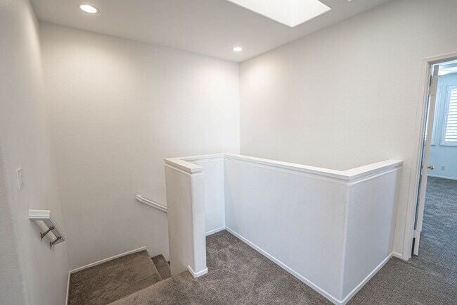 Building Photo - 4 Bedroom Oaklane Townhome in Santa Clarita!