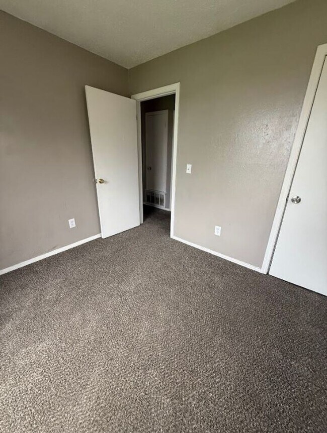 Building Photo - Charming 4-Bedroom Home with Spacious Yard!